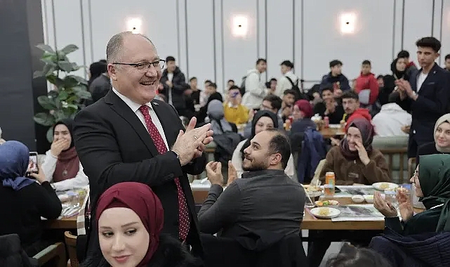 Sivas Belediye Başkanı ve AK Parti Belediye Başkanı Hilmi Bilgin, seçim çalışmaları kapsamda “Gençlik STK’ları Buluşması” programında gençlerle bir araya geldi