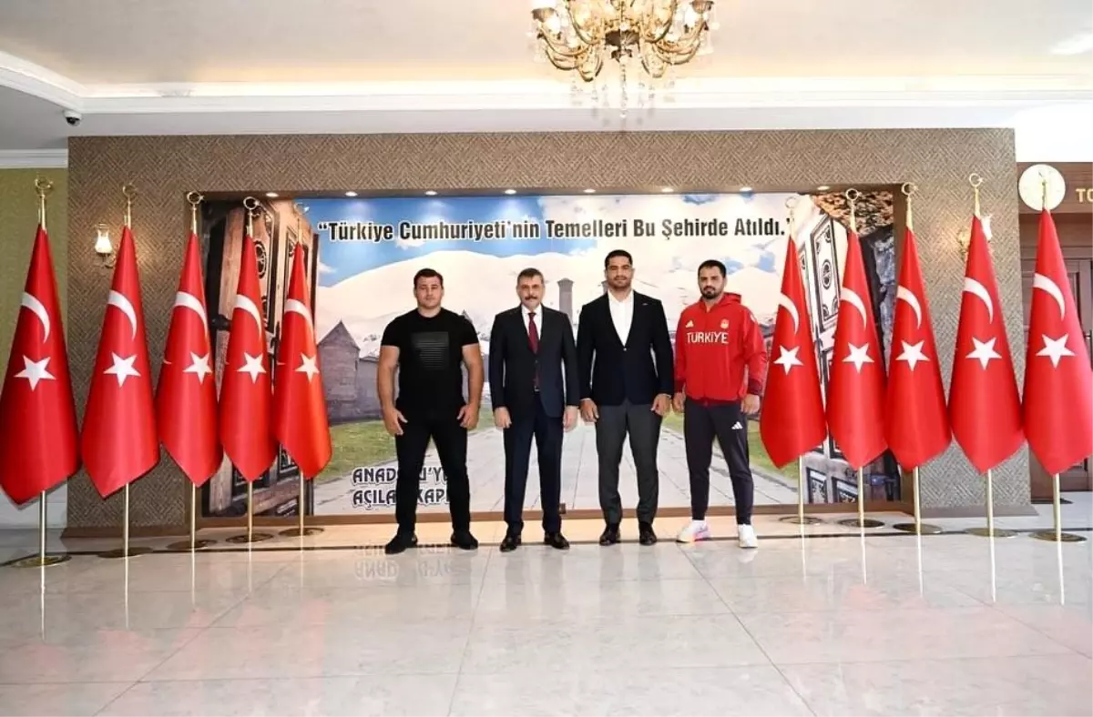 Erzurum Valisi ve Büyükşehir Belediye Başkanı Sporcuları Kabul Etti