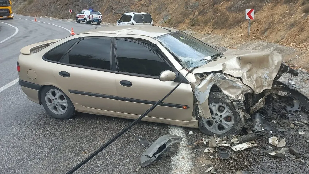 Sivas’ta feci kaza! Minibüs ile otomobil çarpıştı: 10 yaralı