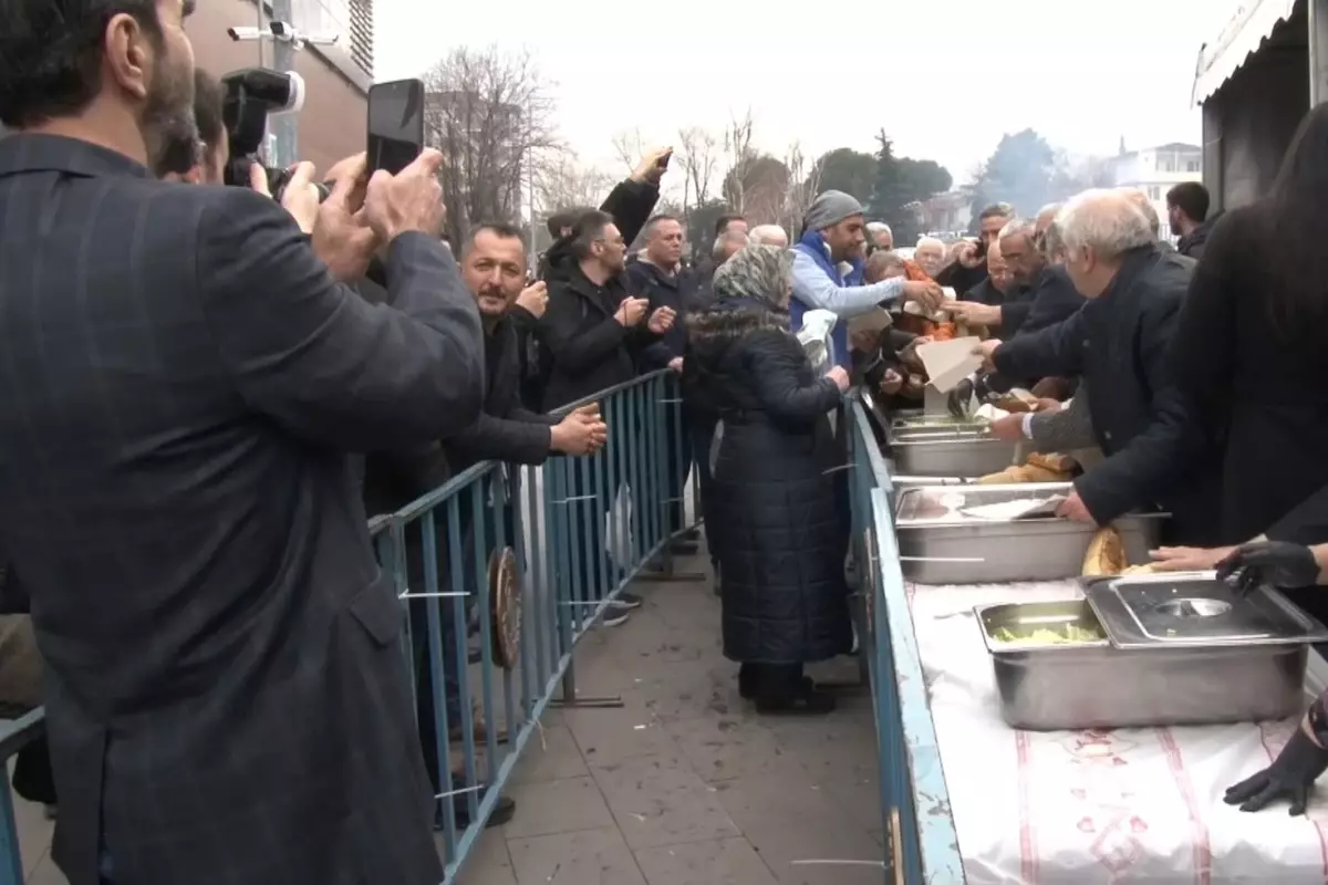 4 bin 500 kişi sıraya girdi! Tam 1 ton hamsi ücretsiz dağıtıldı, büyük izdiham yaşandı